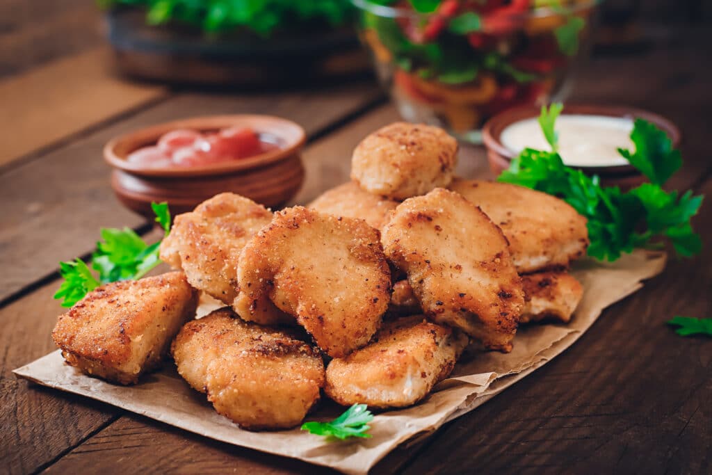 Panaden - dieses Bild zeigt Chicken Nuggets mit einer schönen braunen und knusprigen Panade