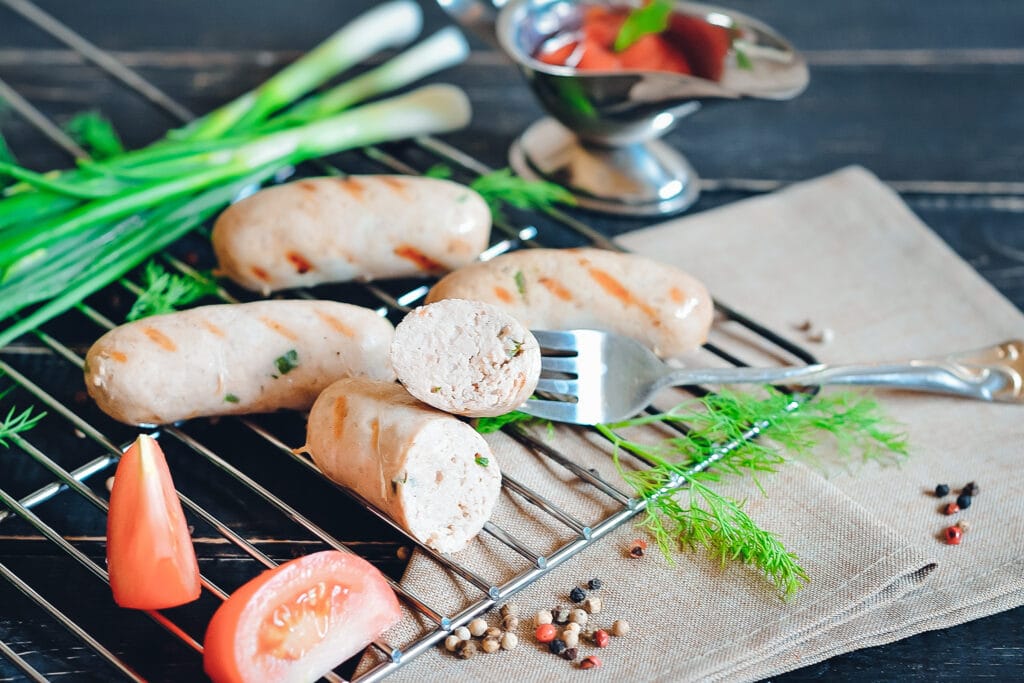 Bratwurst-Gewürze- dieses Bild zeigt eine aufgeschnittene Bratwurst