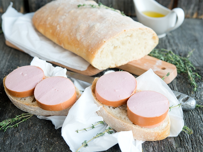 Dieses Bild zeigt ein Fleischwurst Brötchen