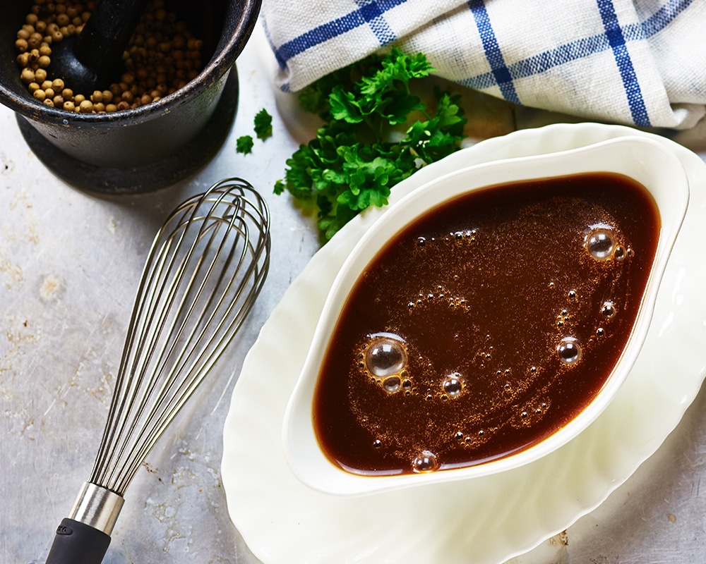 Salzreduzierte Kost: dieses Bild zeigt eine braune Sauce