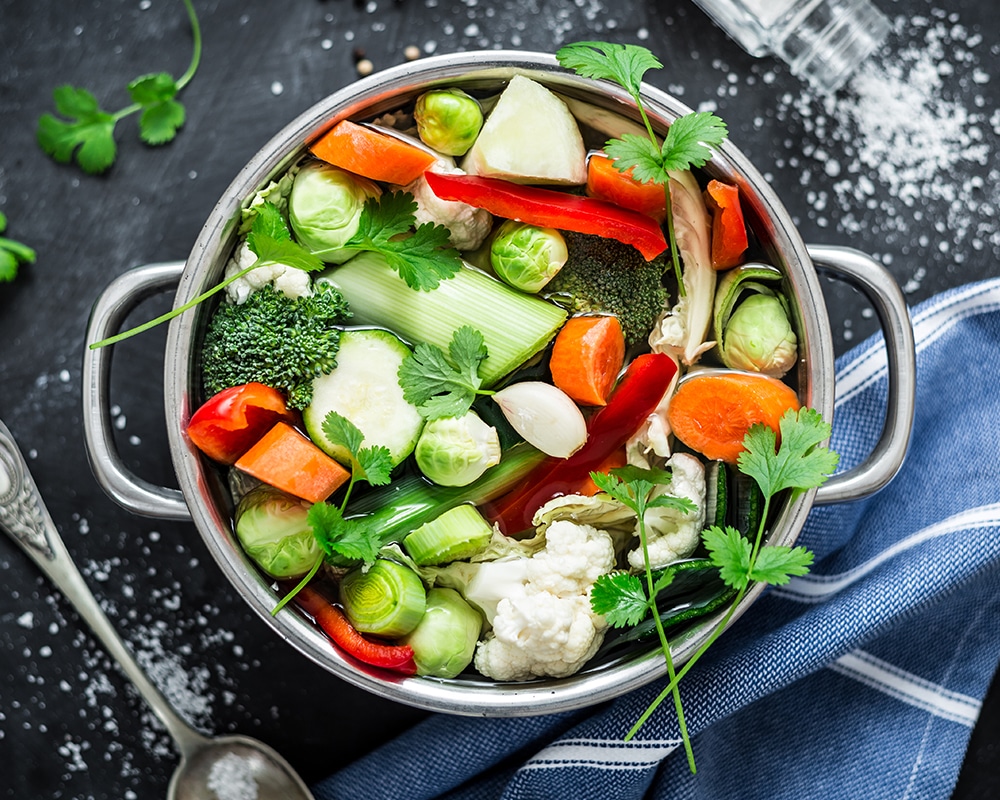 Bouillon: dieses Bild zeigt einen Topf mit einer Gemüsebouillon