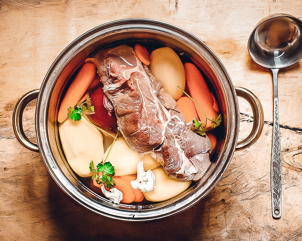 Bouillon: dieses Bild zeigt einen Topf mit einer Rinderbouillon