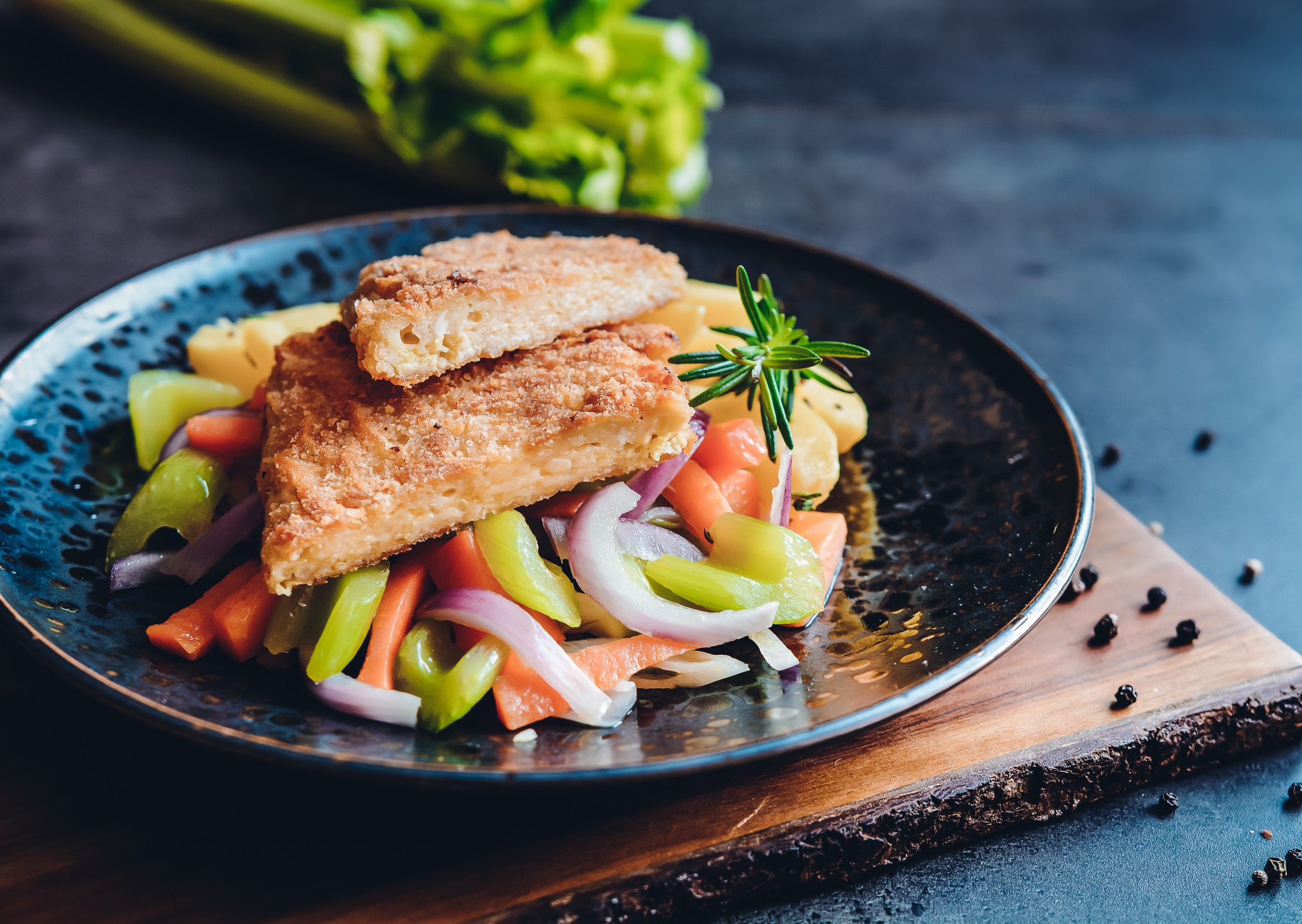 Vegetarisches Schnitzel angerichtet auf einem Teller