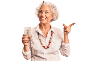 Seniorin mit einem Glas Wasser